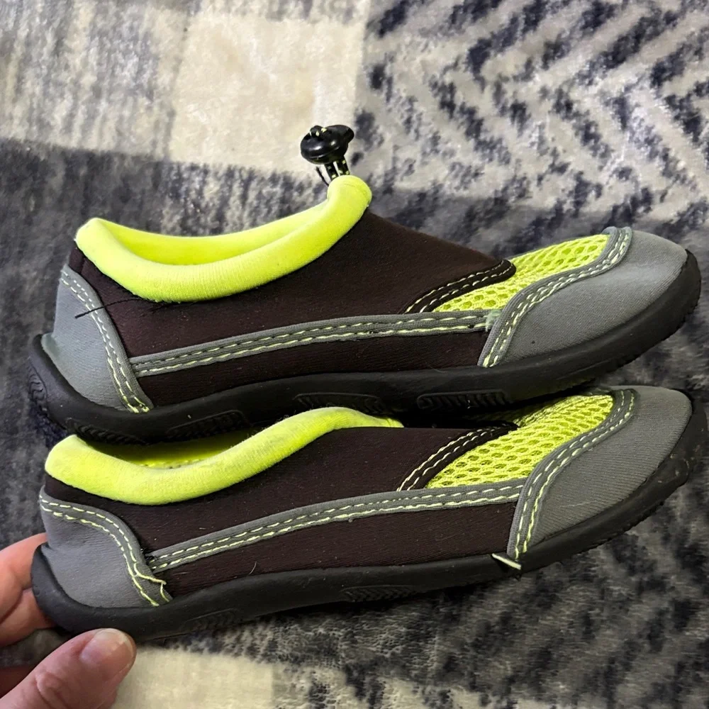 🦋Kids' Lime and Gray Water Shoes